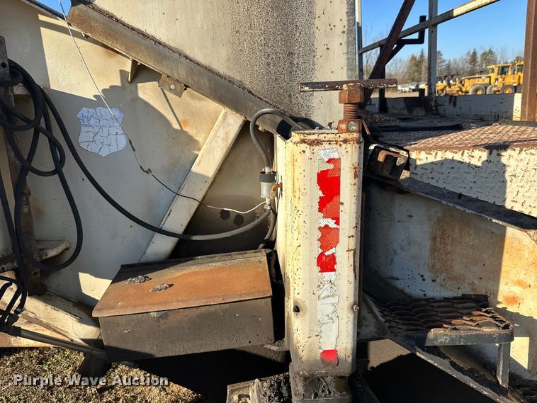 image for item DW4362 Cedar Rapids windrow elevator