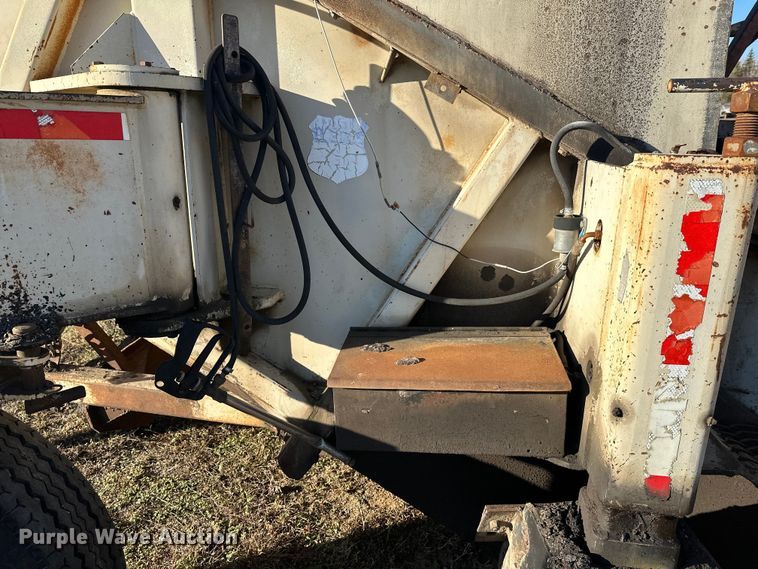 image for item DW4362 Cedar Rapids windrow elevator