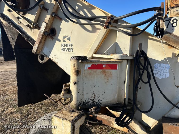 image for item DW4362 Cedar Rapids windrow elevator