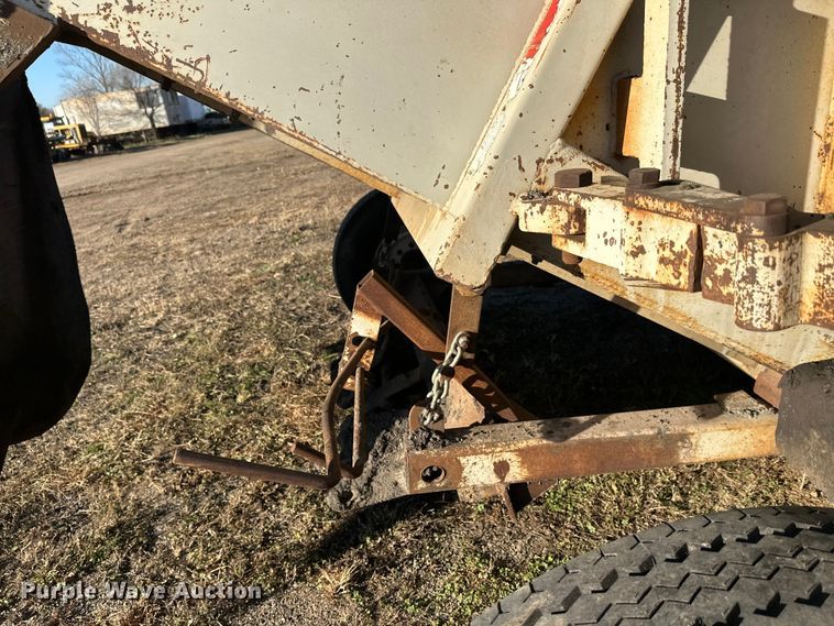 image for item DW4362 Cedar Rapids windrow elevator