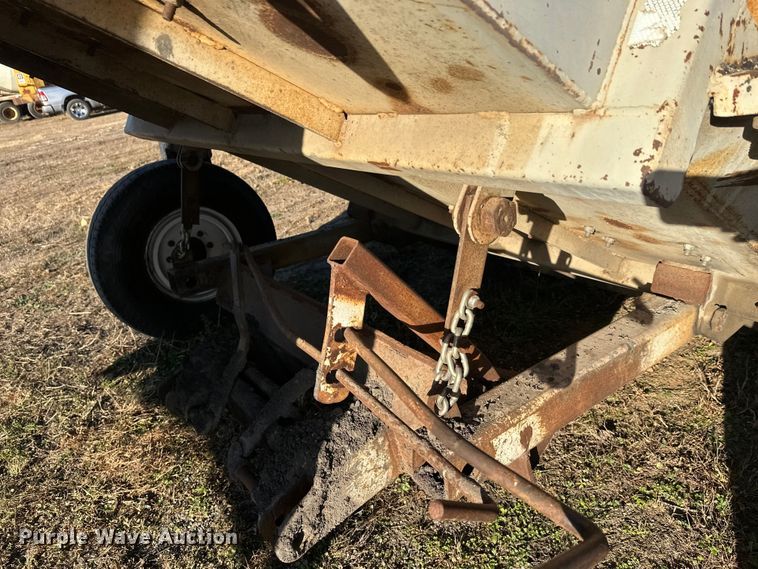 image for item DW4362 Cedar Rapids windrow elevator