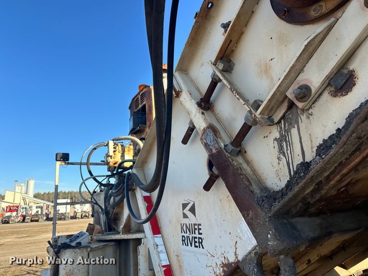 image for item DW4362 Cedar Rapids windrow elevator