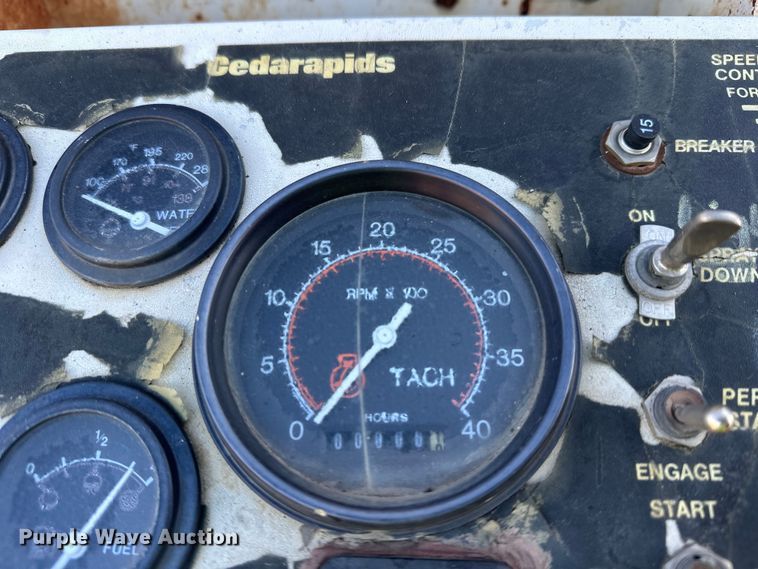 image for item DW4362 Cedar Rapids windrow elevator