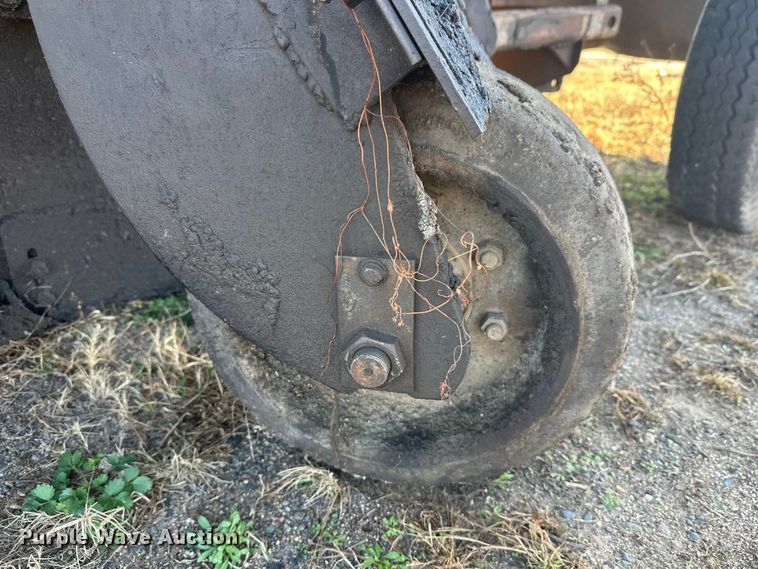 image for item DW4362 Cedar Rapids windrow elevator