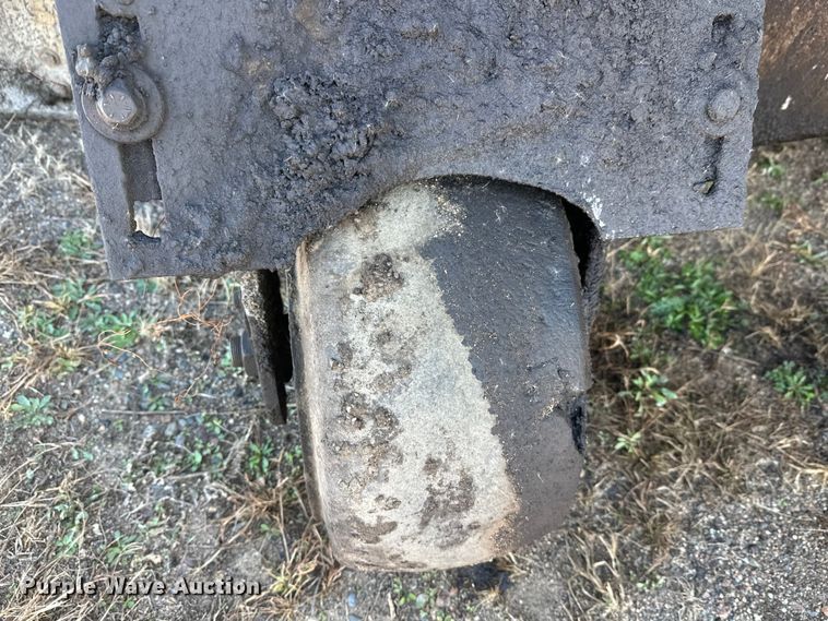 image for item DW4362 Cedar Rapids windrow elevator