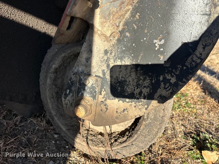 image for item DW4362 Cedar Rapids windrow elevator