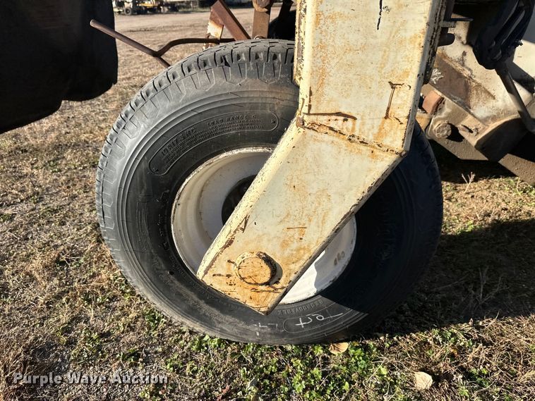 image for item DW4362 Cedar Rapids windrow elevator