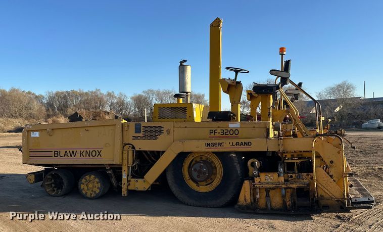 image for item DW4364 1998 Blaw Knox PF-3200 paver