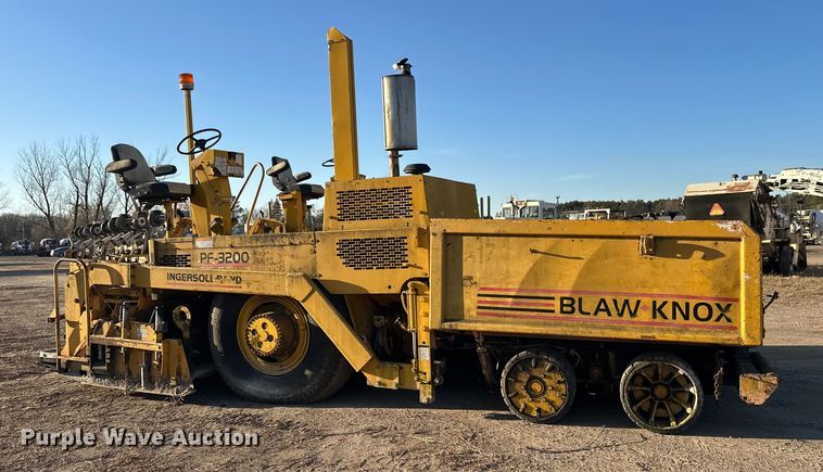 image for item DW4364 1998 Blaw Knox PF-3200 paver