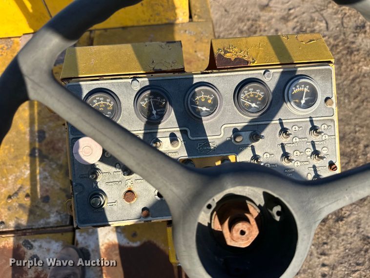 image for item DW4364 1998 Blaw Knox PF-3200 paver