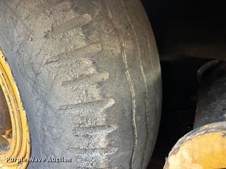 image for item DW4364 1998 Blaw Knox PF-3200 paver