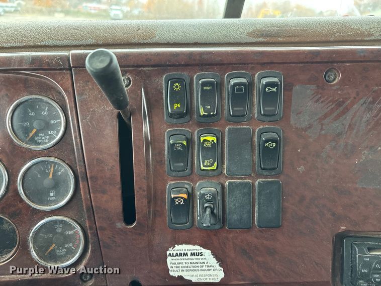 image for item DW7306 2005 Mack Granite CV713 dump truck