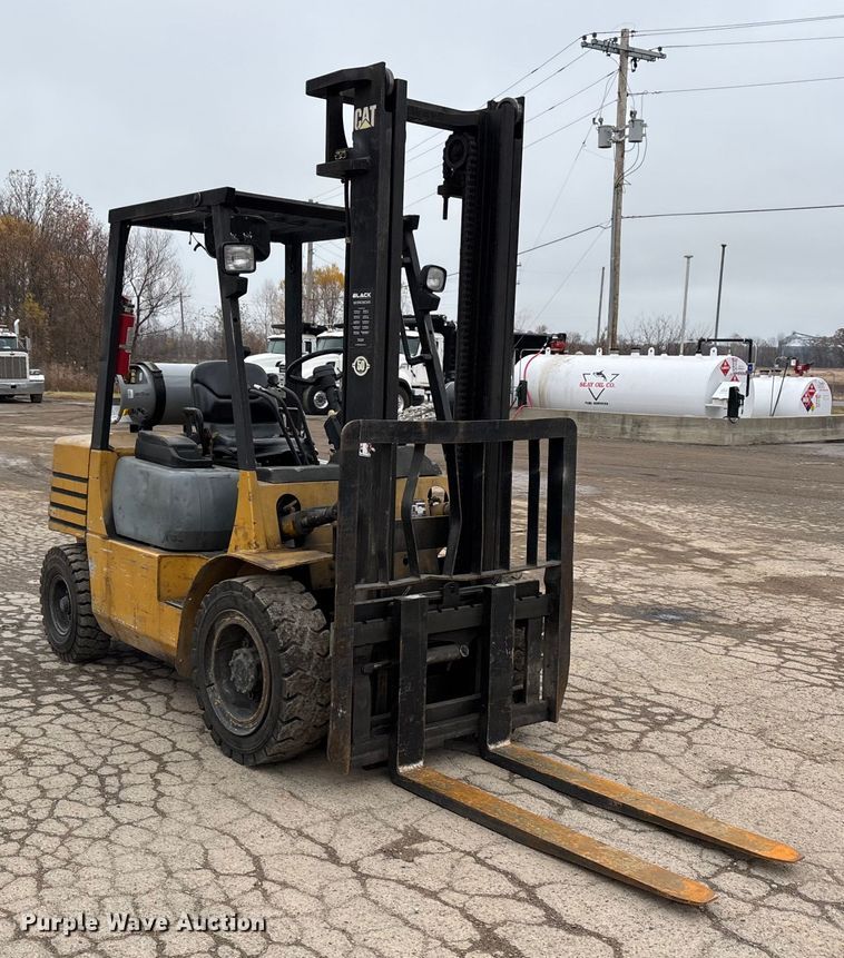 MONTACARGAS CATERPILLAR GP30