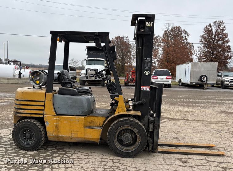 MONTACARGAS CATERPILLAR GP30