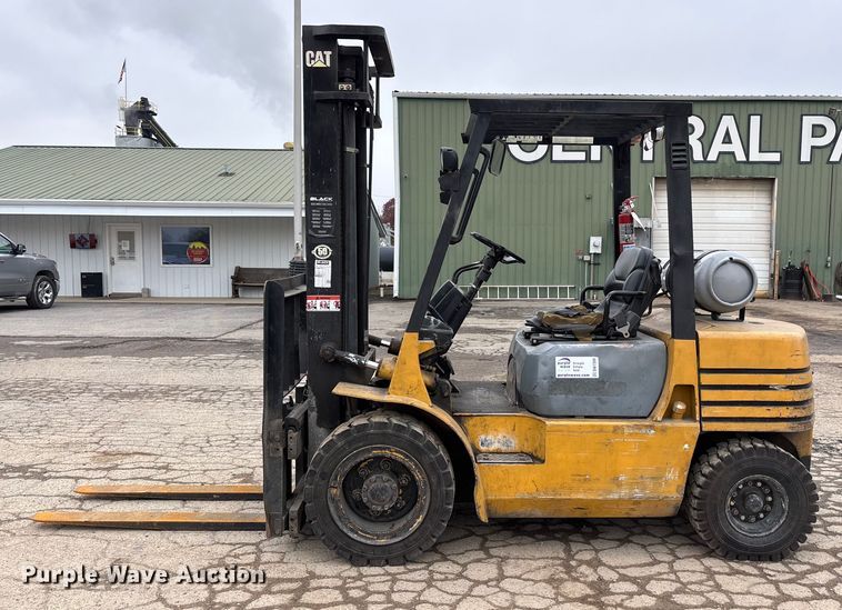 image for item DW7309 Caterpillar GP30 forklift