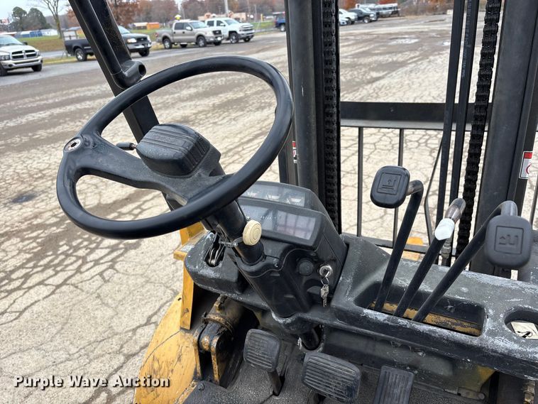 image for item DW7309 Caterpillar GP30 forklift