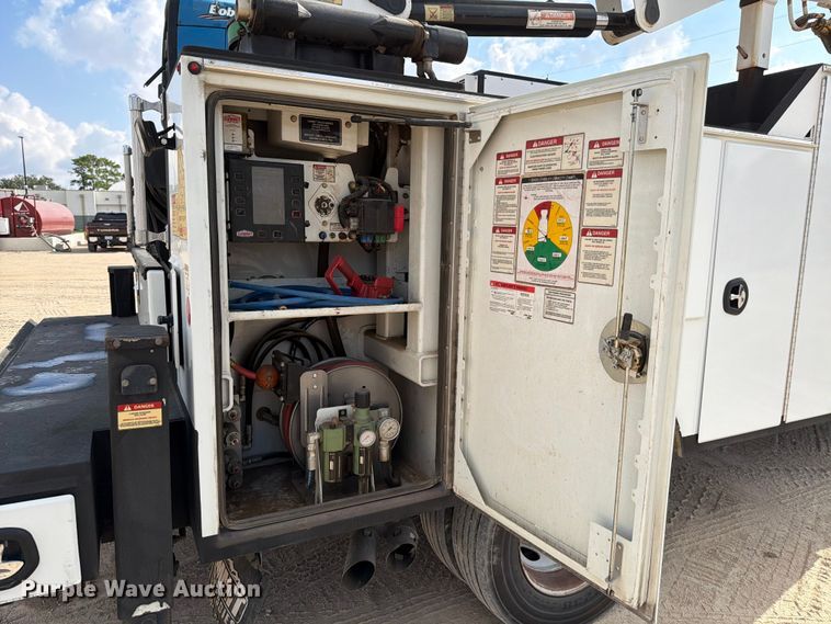 image for item DX5883 2016 Ford F550 utility / service truck