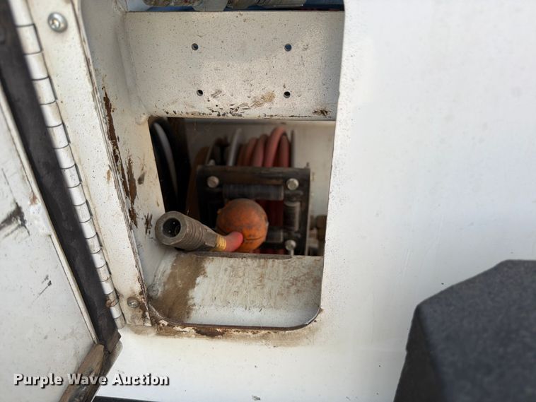 image for item DX5883 2016 Ford F550 utility / service truck