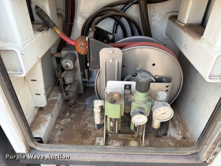 image for item DX5883 2016 Ford F550 utility / service truck