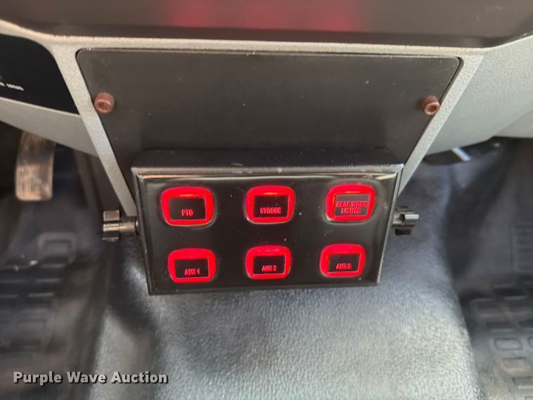 image for item DX5883 2016 Ford F550 utility / service truck