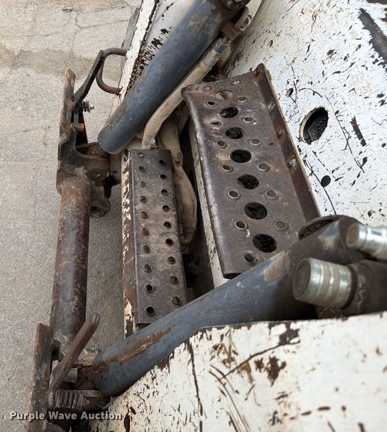 image for item DX5891 2006 Bobcat S220 skid steer loader