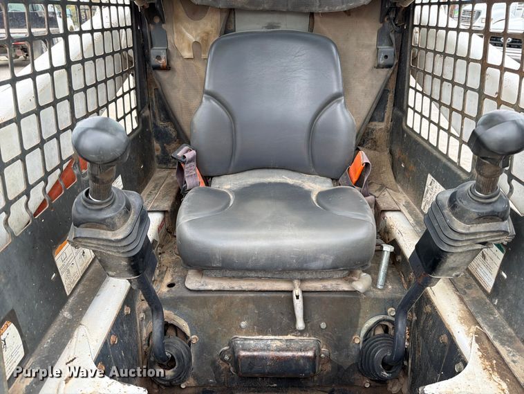 image for item DX5891 2006 Bobcat S220 skid steer loader