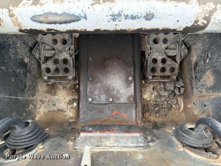 image for item DX5891 2006 Bobcat S220 skid steer loader