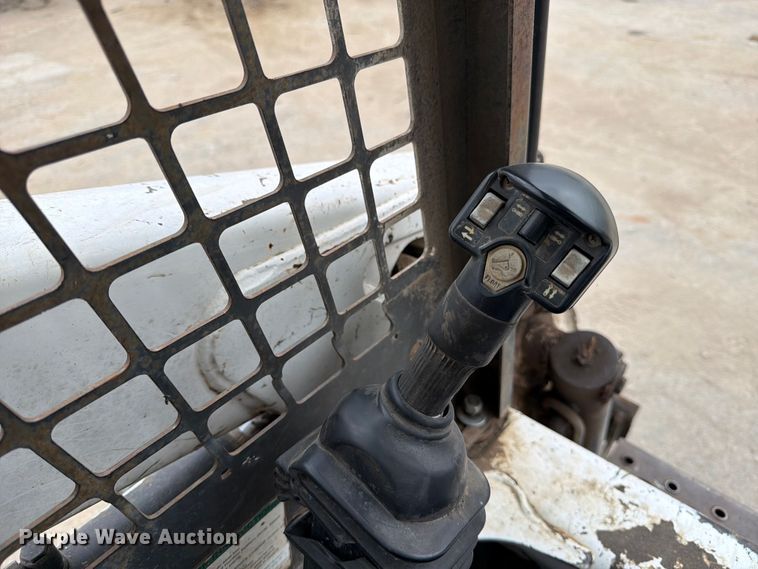 image for item DX5891 2006 Bobcat S220 skid steer loader