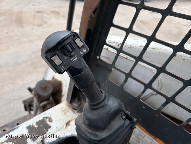 image for item DX5891 2006 Bobcat S220 skid steer loader