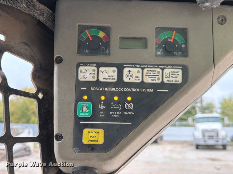 image for item DX5891 2006 Bobcat S220 skid steer loader