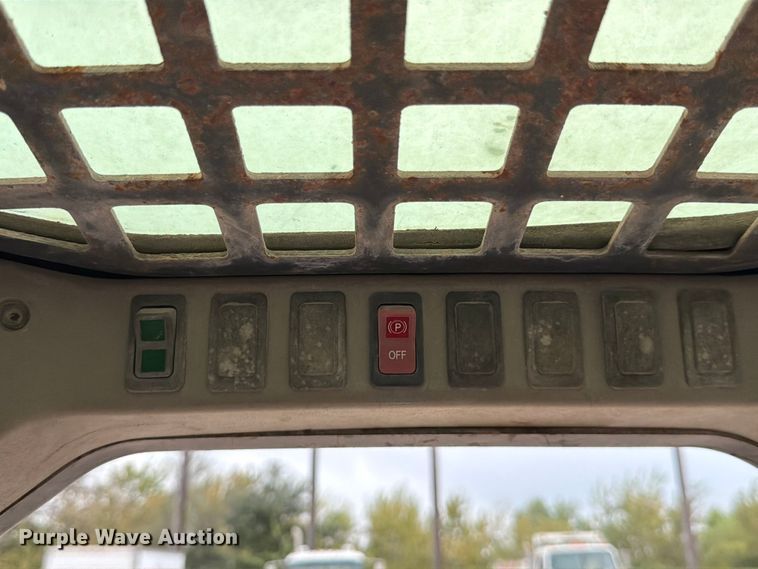 image for item DX5891 2006 Bobcat S220 skid steer loader