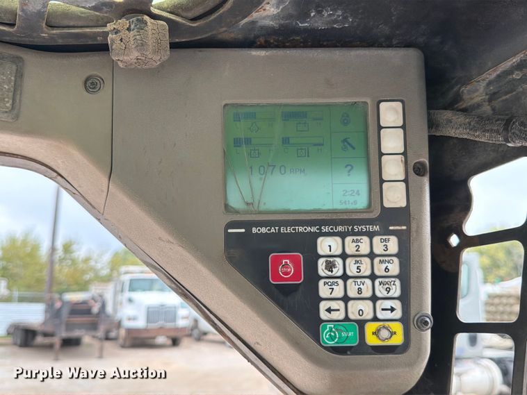 image for item DX5891 2006 Bobcat S220 skid steer loader