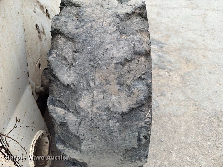 image for item DX5891 2006 Bobcat S220 skid steer loader