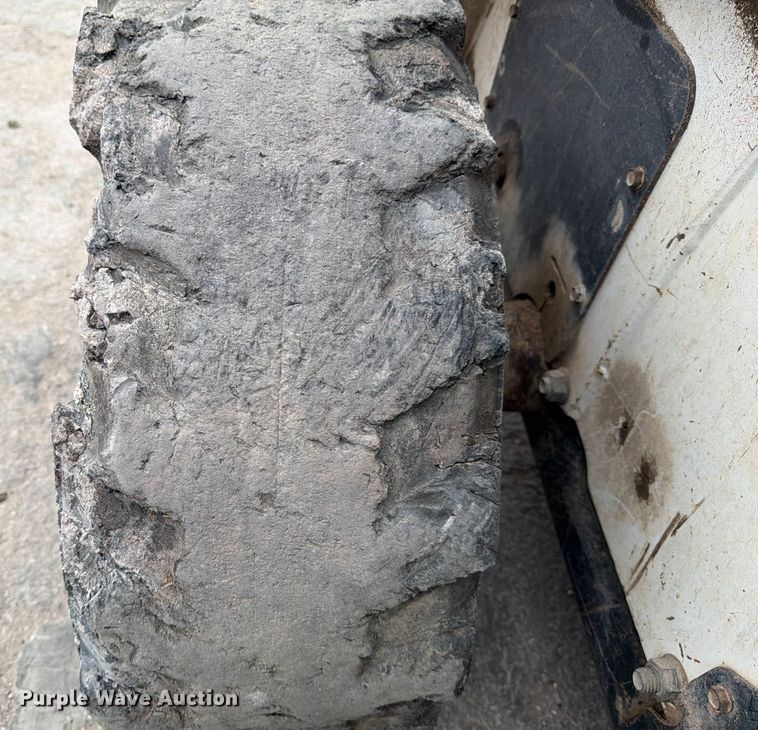 image for item DX5891 2006 Bobcat S220 skid steer loader