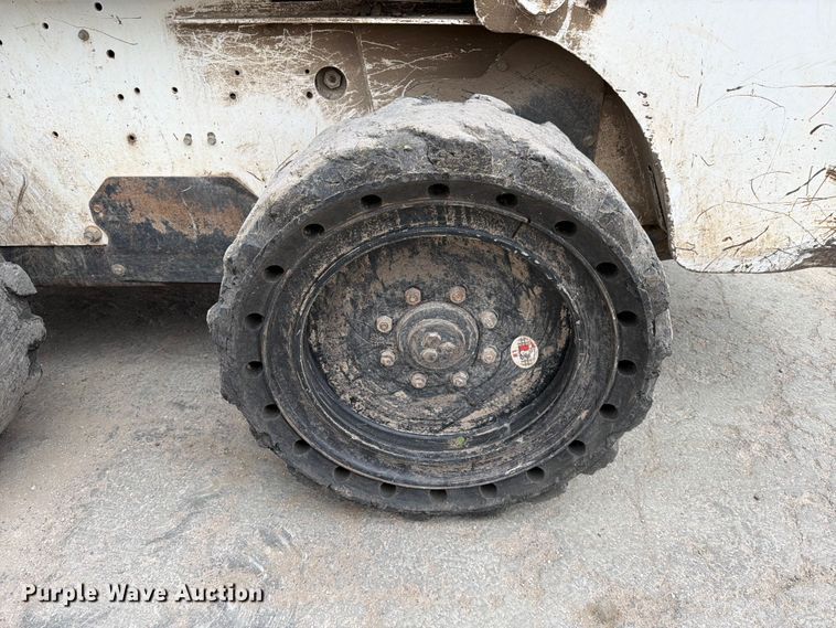 image for item DX5891 2006 Bobcat S220 skid steer loader