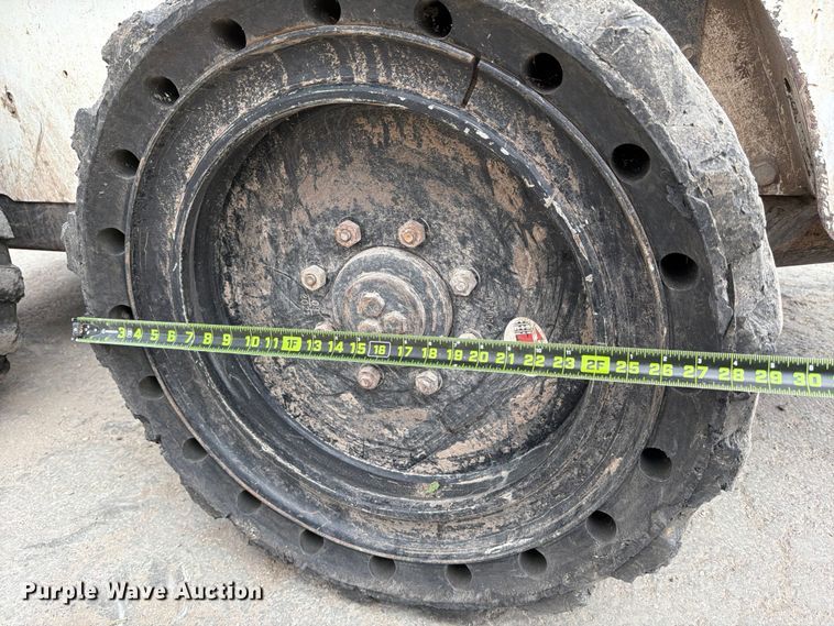 image for item DX5891 2006 Bobcat S220 skid steer loader