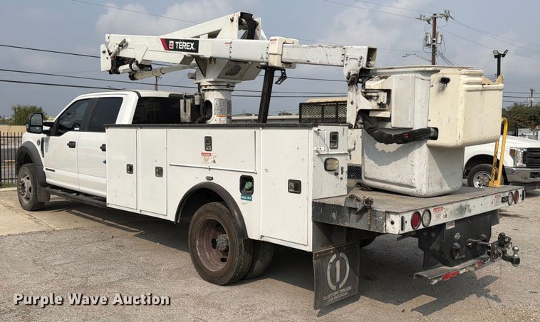 image for item DX5896 2018 Ford F550 Super Duty Crew Cab bucket truck