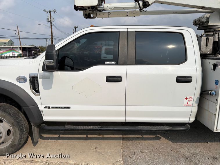 image for item DX5896 2018 Ford F550 Super Duty Crew Cab bucket truck