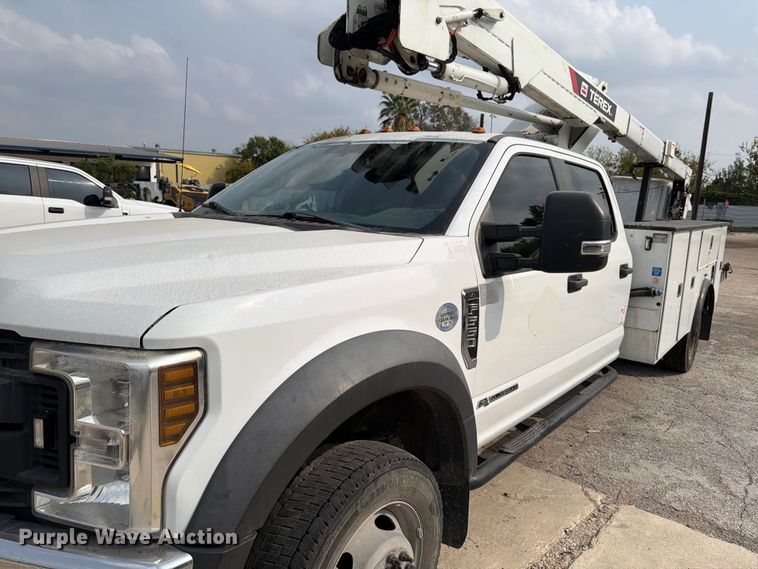 image for item DX5896 2018 Ford F550 Super Duty Crew Cab bucket truck