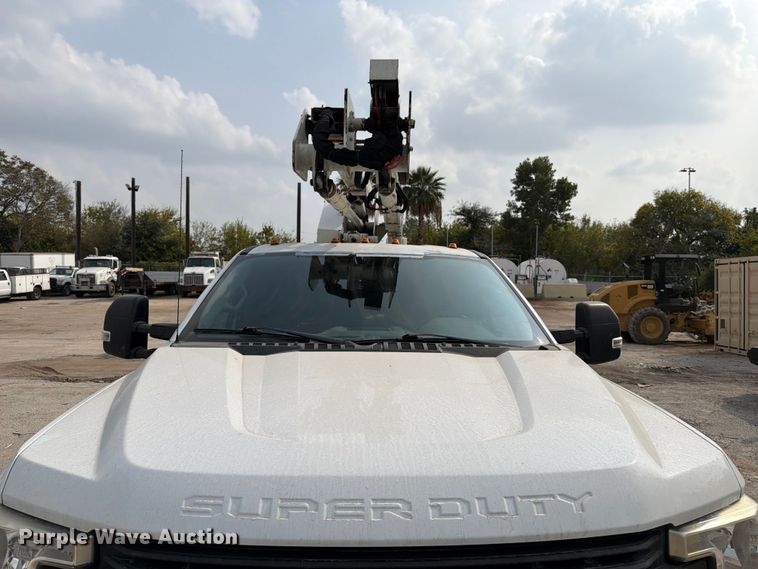 image for item DX5896 2018 Ford F550 Super Duty Crew Cab bucket truck