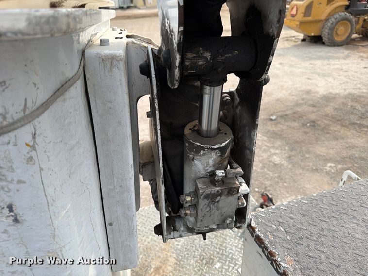 image for item DX5896 2018 Ford F550 Super Duty Crew Cab bucket truck