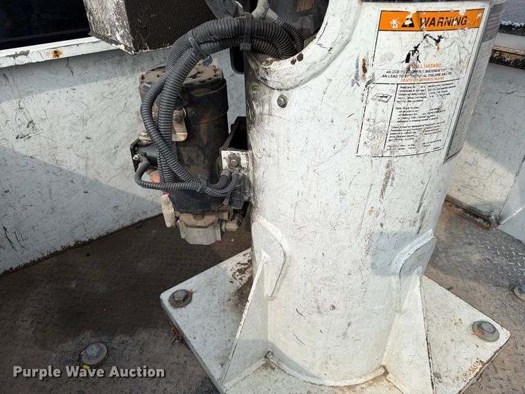 image for item DX5896 2018 Ford F550 Super Duty Crew Cab bucket truck