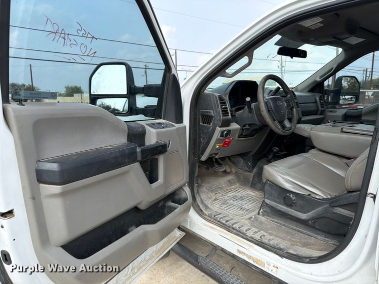 image for item DX5896 2018 Ford F550 Super Duty Crew Cab bucket truck