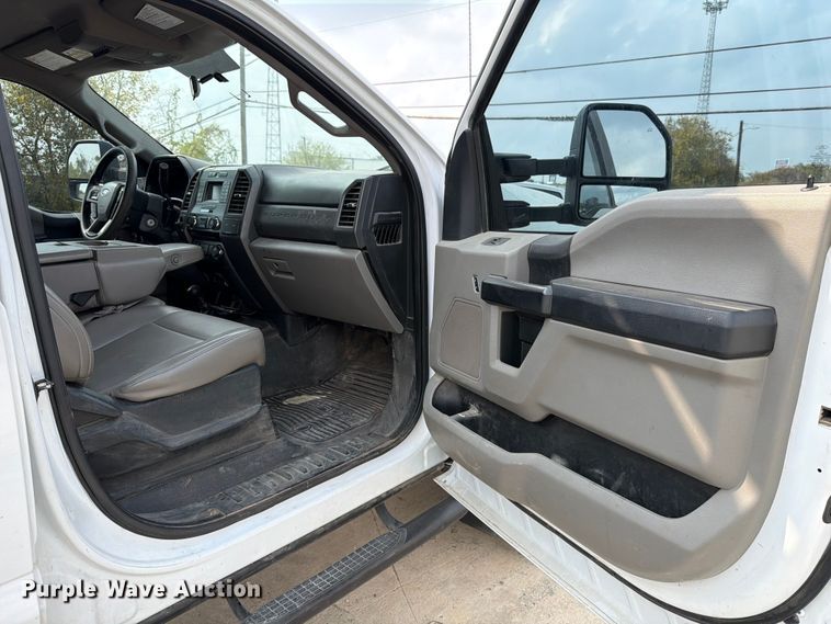 image for item DX5896 2018 Ford F550 Super Duty Crew Cab bucket truck