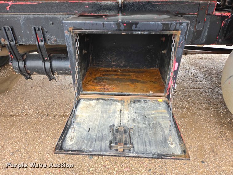 image for item DY1411 1995 Freightliner FLD112 fuel truck