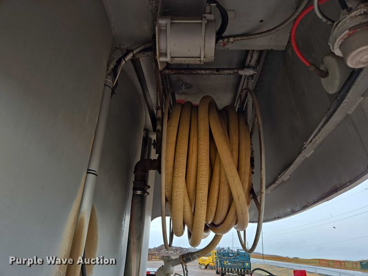 image for item DY1411 1995 Freightliner FLD112 fuel truck