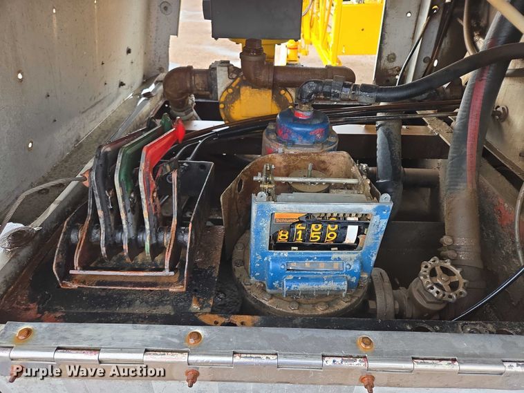 image for item DY1411 1995 Freightliner FLD112 fuel truck