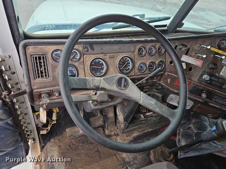 image for item DY1411 1995 Freightliner FLD112 fuel truck