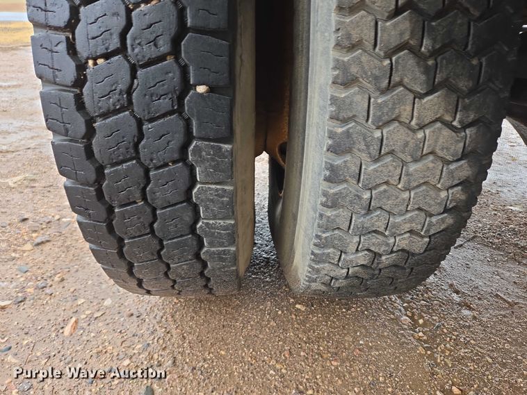 image for item DY1411 1995 Freightliner FLD112 fuel truck