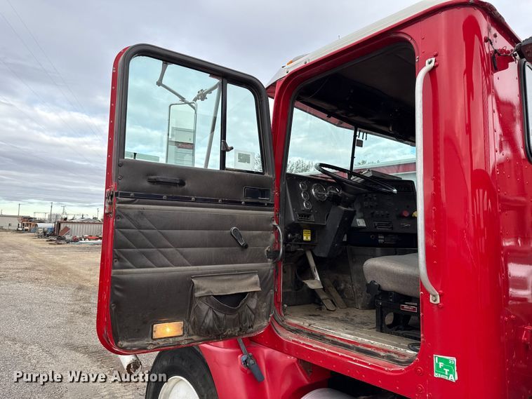 image for item DY8350 1998 International 9100  winch truck